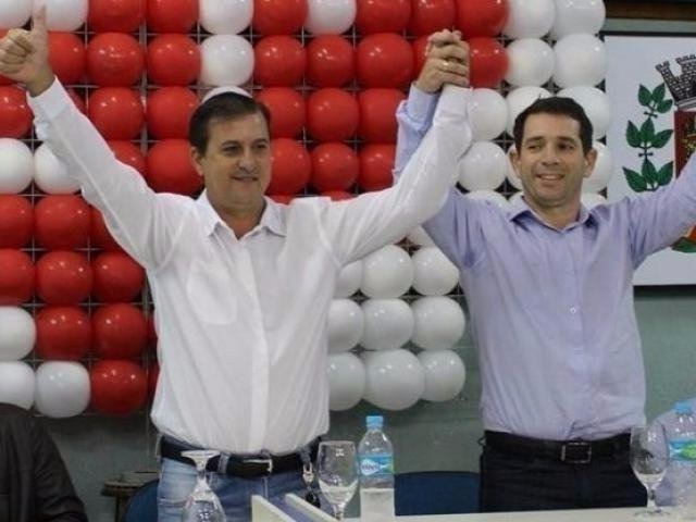 Carlos Pelegrini [de camisa branca] foi o vencedor do pleito neste domingo (Foto: VIlson Nascimento/A Gazeta News)