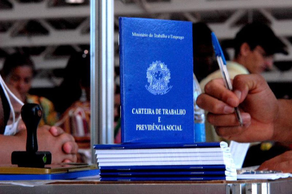 Taxa de desemprego recua para 11,6% no trimestre encerrado em novembro