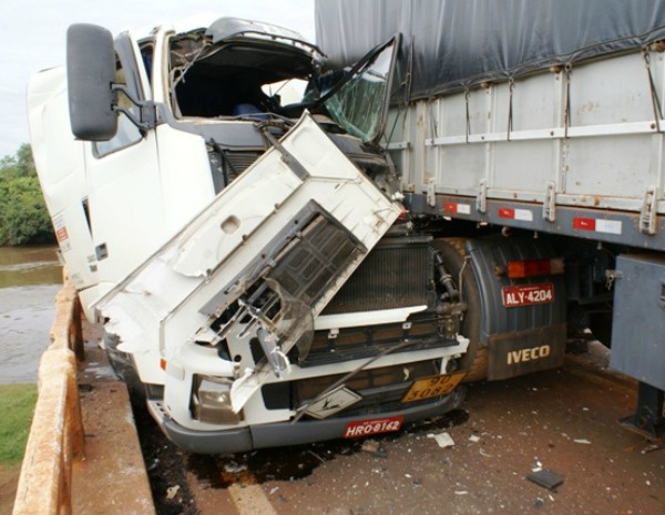 Colisão de carretas na BR-163, no dia 22 de março, foi um dos 1.115 acidentes registrados em MS(Foto: Nelso Gabiatti/Dourados Informa)