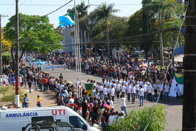 Cidadania e cultura são destaques no desfile da Independência em Amambai Mais de 40 instituições, entre escolas e entidades, participaram do desfile cívico-militar alusivo à Independência do Brasil realizado em Amambai.