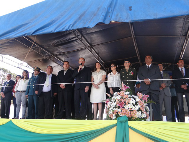 Cidadania e cultura são destaques no desfile da Independência em Amambai O palanque instalado em frente à Prefeitura de Amambai foi composto pelas autoridades locais.