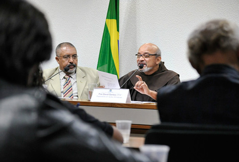 Defensores de cotas pedem votação de projeto pela Câmara Frei David, da ong Educafro, pediu que o Senado peça votação mais rápida das cotas na Câmara