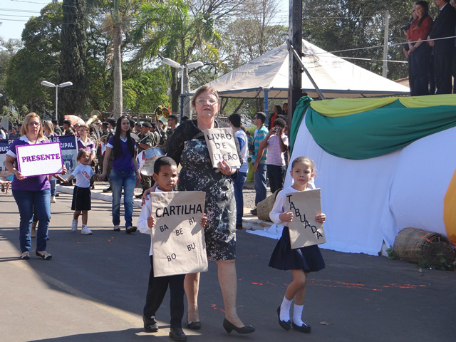 Cidadania e cultura são destaques no desfile da Independência em Amambai O CEI Pequeno Aprendiz escolheu desenvolver em seu desfile o tema sobre a educação no município e apresentou a história das escolas.