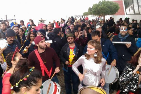 Blocos brasileiros agitam o carnaval de Lisboa Bloco Bué Tolo, inspirado no Boi Tolo, que arrasta multidões no Rio de Janeiro, agita nas ruas de LisboaLeonardo Mesquita/Facebook/Divulgação