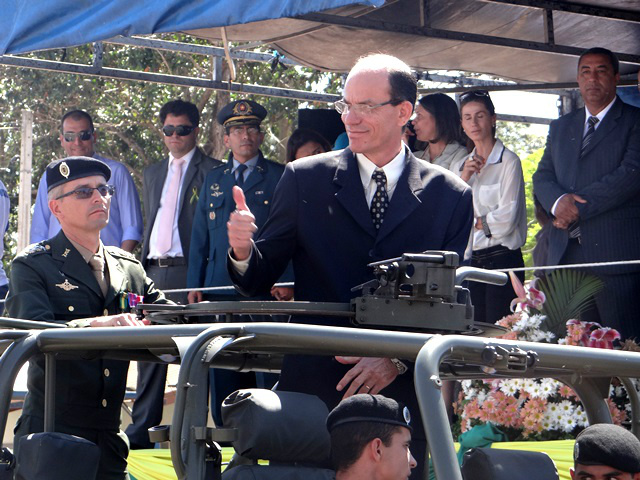 Cidadania e cultura são destaques no desfile da Independência em Amambai O prefeito Sérgio Barbosa e o comandante do 17º RC Mec, tenente-coronel Heron Salomão Cardoso Angelim.