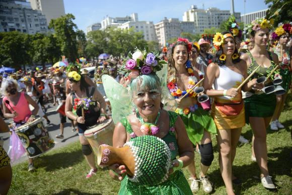 Bloco ecológico arrasta foliões fantasiados de flores no centro do Rio O cortejo do bloco Vem Cá, Minha Flor traz mensagem ecológica Fotos: Fernando Frazão/Agência Brasil