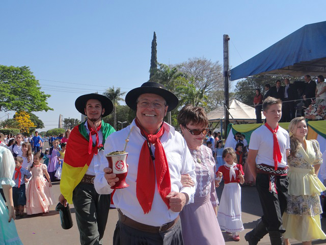 Cidadania e cultura são destaques no desfile da Independência em Amambai As tradições e a cultura foram destacadas por várias escolas.