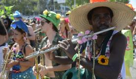 Bloco ecológico arrasta foliões fantasiados de flores no centro do Rio A ideia de criar o bloco surgiu durante conversa nos Arcos, perto do Circo Voador