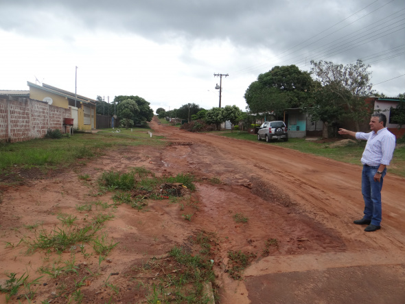 Vereador Protético reivindica asfalto na rua Laurindo Albuquerque Vereador de Amambai, Roberto Protético, durante visita a rua Laurindo Albuquerque / Foto: Moreira Produções