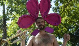 Bloco ecológico arrasta foliões fantasiados de flores no centro do Rio O bloco saiu da região do Castelo e foi até os jardins do Museu de Arte Moderna