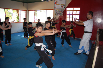 Escola Dragões de Fogo: compromisso com o esporte traz resultados Atualmente, a Escola Dragões de Fogo conta com mais de 100 alunos, desenvolve projetos sociais em parceria com a Prefeitura Municipal e a Assistência Social.