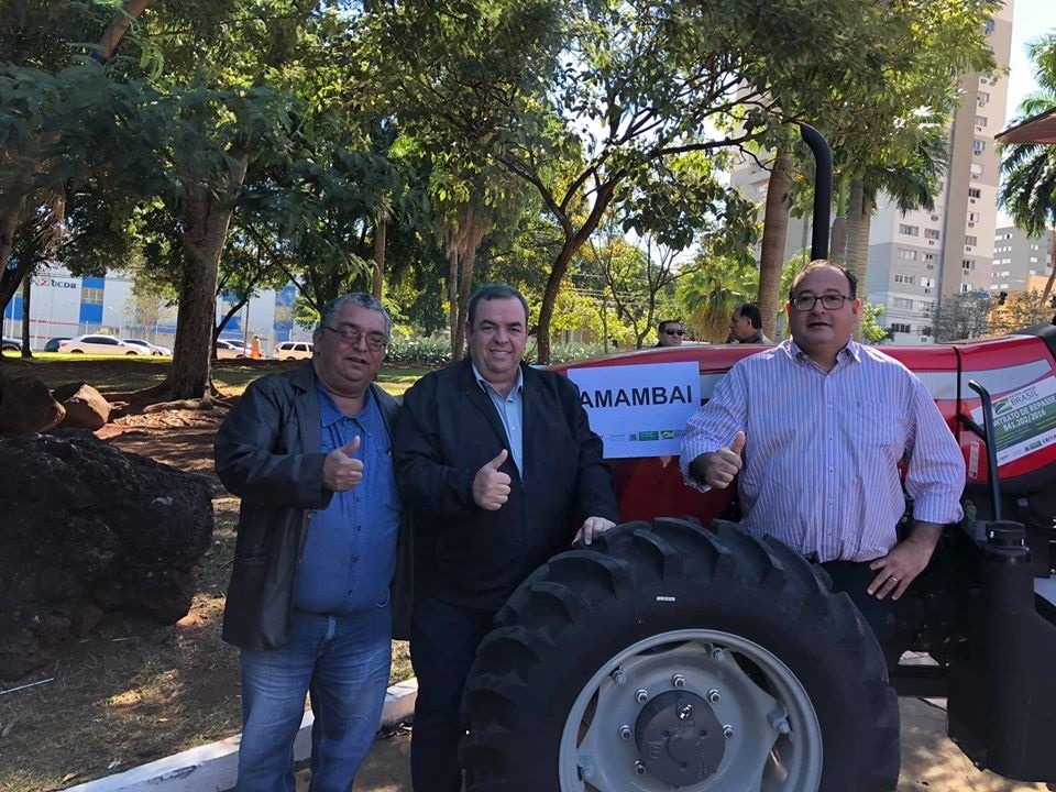 Vereador presta conta de suas ações em 2019 E/D-Vice-prefeito Valter Brito, vereador Dilmar e o prefeito Dr. Bandeira durante entre de uma patrulha mecanizada para o município / Foto: Assessoria