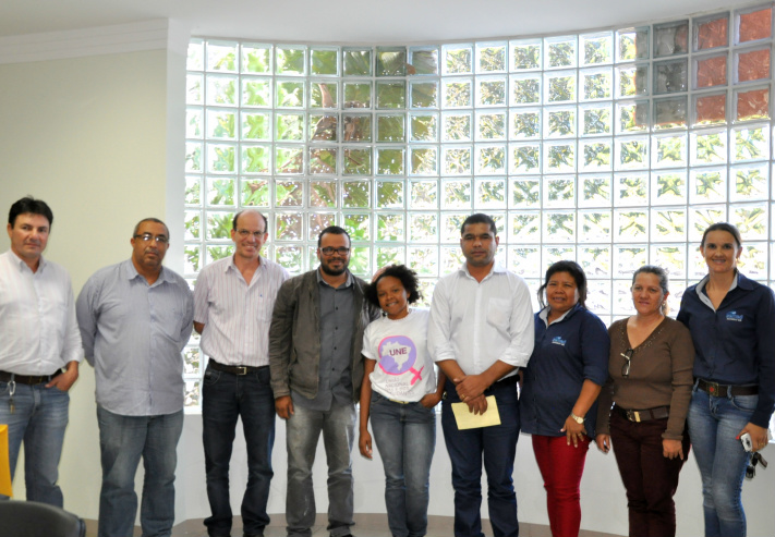 Lei institui reserva de cotas em concursos de Amambai Presidente da Câmara de Vereadores, Jaime Bambil, o vereadore Carlinho do Nascimento, o prefeito Sérgio Barbosa, Ademor Sará e Glauce Anjos, representantes da comunidade afro em Amambai, o vereador David Nicoline, a professora Elda Vasques, a presidente do Simted de Amambai, Olga Tobias e a secretária municipal de Educação, Vera Lorensetti acompanharam a solenidade de apresentação da lei / Foto: Assessoria