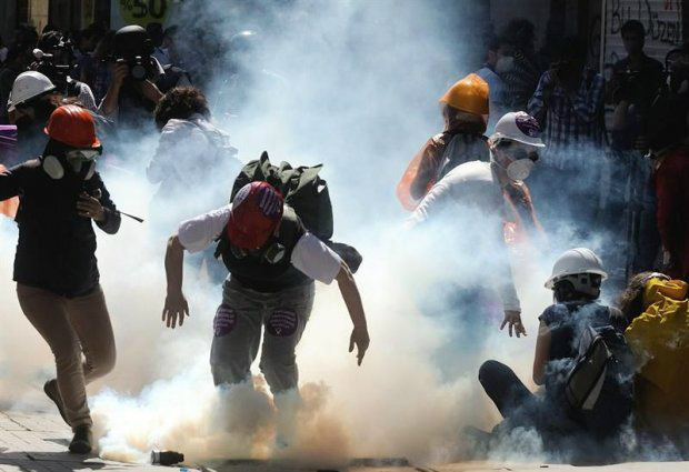 Polícia turca prende jornalistas; manifestantes pedem liberdade de imprensa