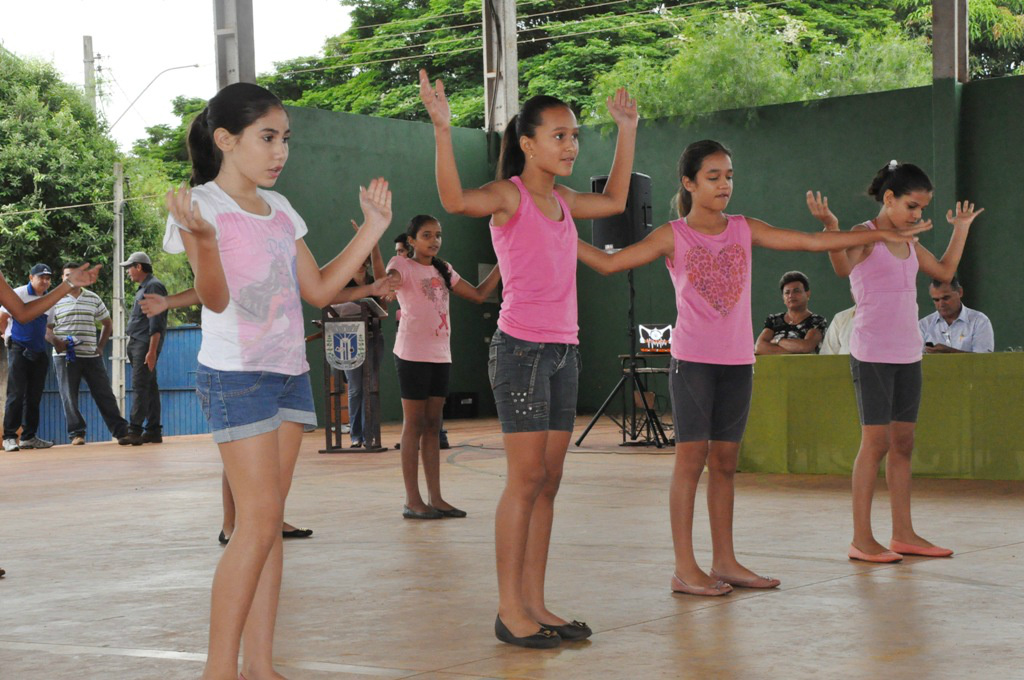 Um evento cultural realizado na Escola Municipal Maria Bataglin Machado comemorou o encerramento de mais uma edição do Programa Minha Cidade é Dez.
