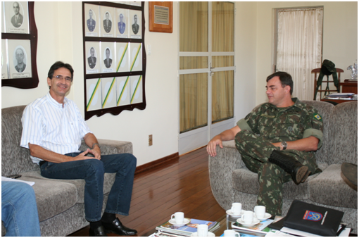 Notícias do 17º RC Mec de Amambai Prefeito Dirceu com o Comandante do 17º, Ten. Cel. Ungaretti.