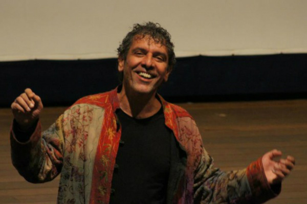 Poeta douradense Emanuel Marinho é reconhecido por sua importante atuação junto à comunidade e na defesa intransigente dos direitos humanos. (Foto: Divulgação)