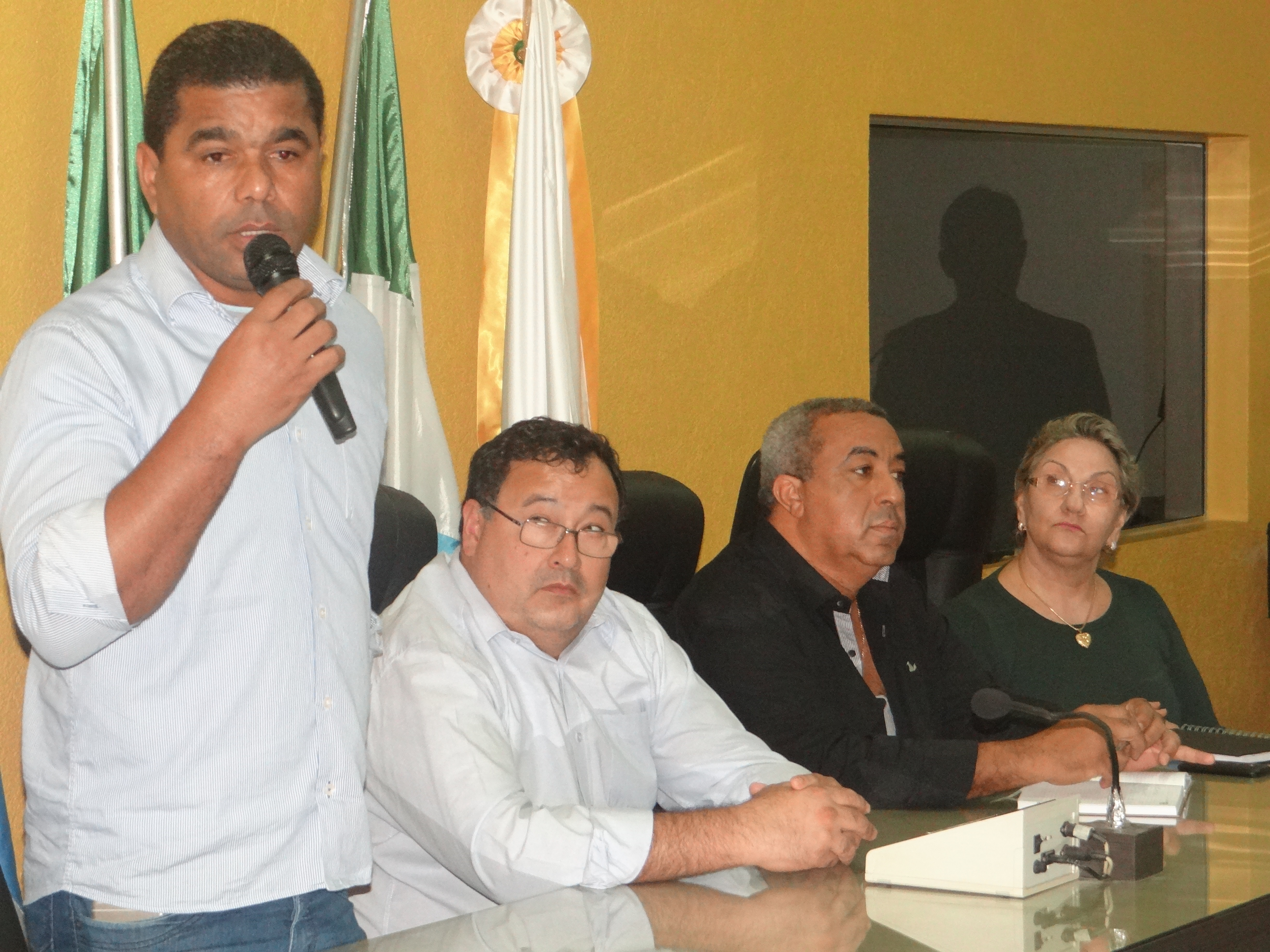 Famílias assinam contrato para construção da casa própria em Amambai Secretário municipal de Habitação, David Nicoline / Foto: Moreira Produções