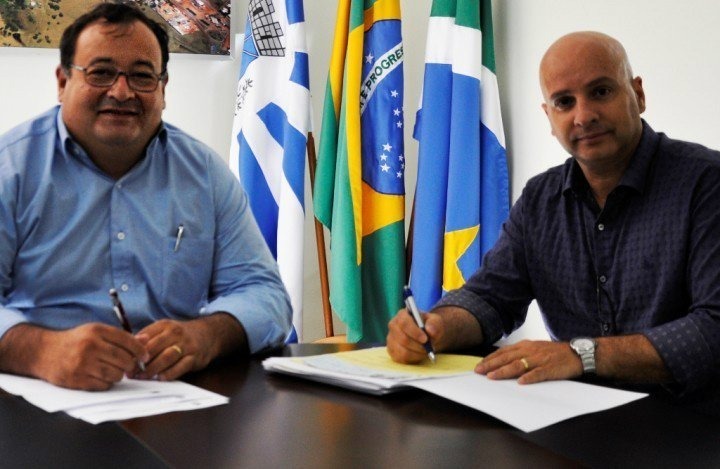 Prefeitura de Amambai deposita nesta quarta 13º salário do funcionalismo público E/D - Prefeito Dr. Bandeira e o secretário municipal de Finanças, Williams Fernandes / Foto: BBC News
