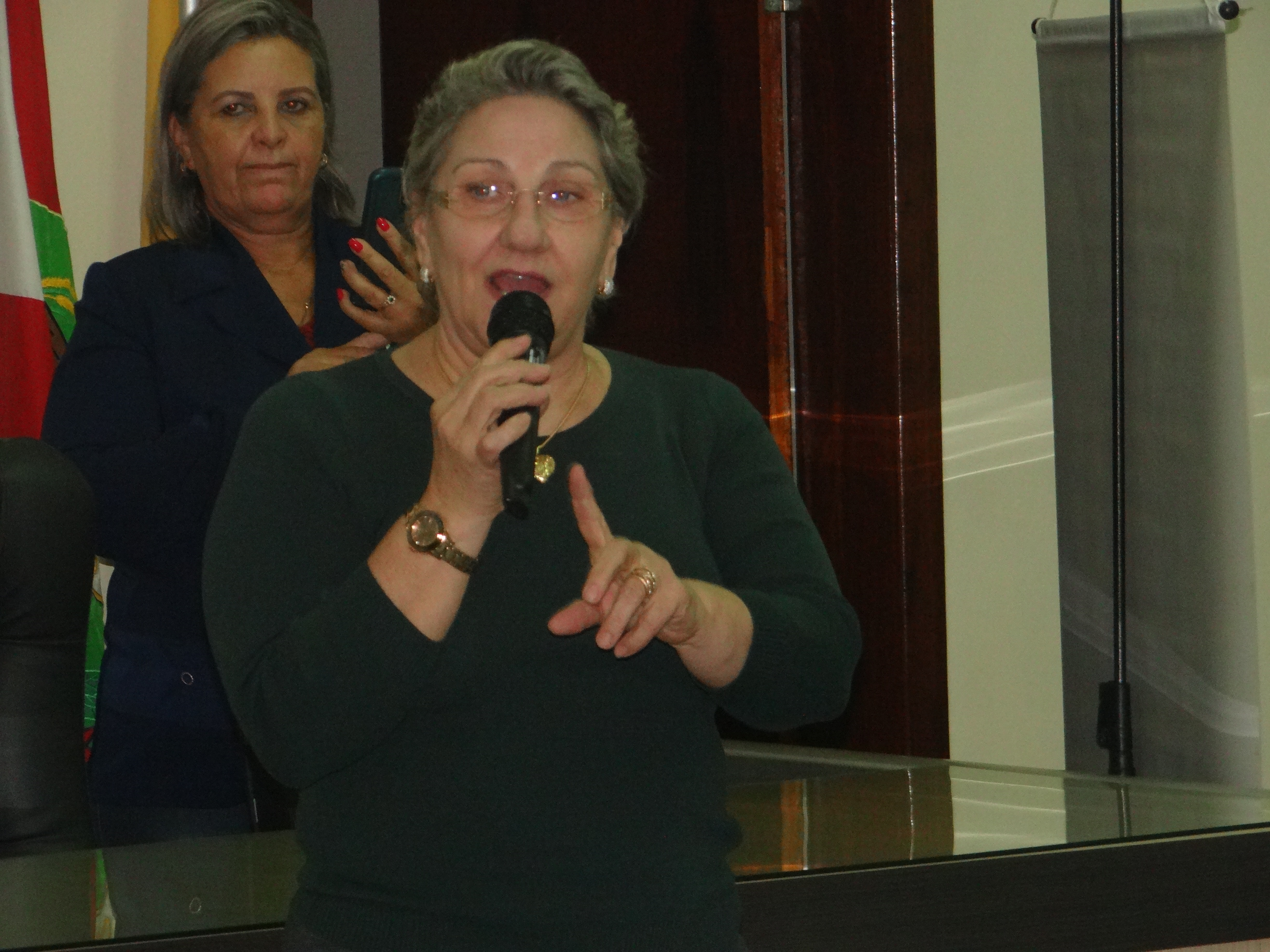 Famílias assinam contrato para construção da casa própria em Amambai Representante da Agehab, Idilia Miglióli / Foto: Moreira Produções