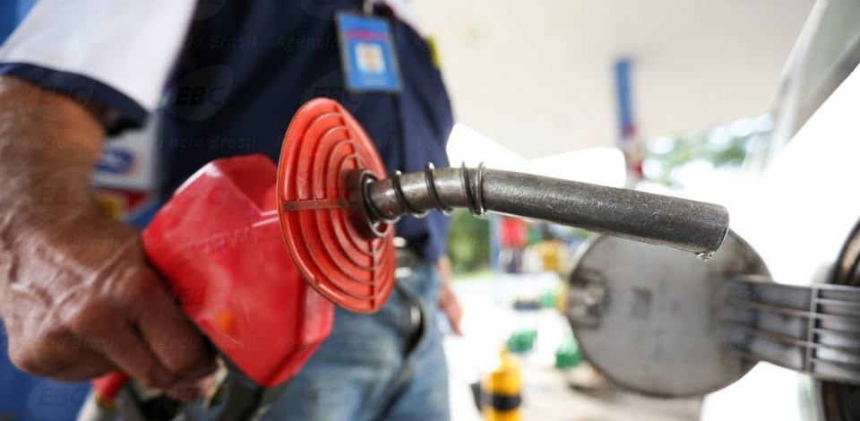 Gasolina fica 3% mais barata nas refinarias