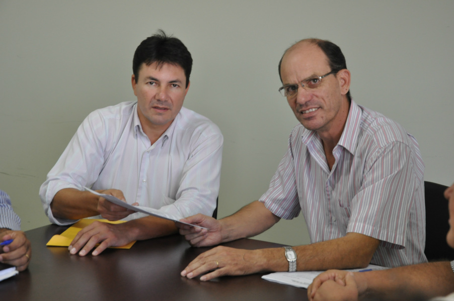 Prefeito Sérgio Barbosa e o presidente da Câmara de Vereadores, Jaime Bambil Marques, durante assinatura do decreto de nomeação / Foto: 
