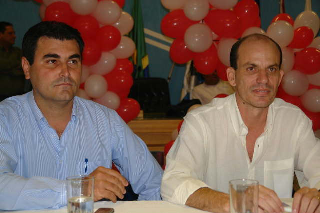 Eleições 2012: documentação, regras e determinações Os dois candidatos que disputam o cargo majoritário na prefeitura de Amambai, o da coligação Unidos com Trabalho e Fé, Gilmar Vicentim (E)(PDT), e Sérgio Barbosa (PMDB), da coligação União Trabalho e Progresso.