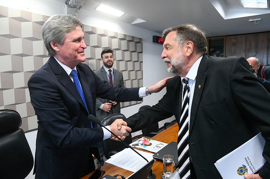O senador Flávio Arns (à dir.) cumprimenta o presidente da CE, Dario Berger. Em seu relatório, Arns diz que renovação do Fundeb deve ser priorizada em 2020, sob risco da educação perder sua principal fonte de financiamento / Foto: Divulgação