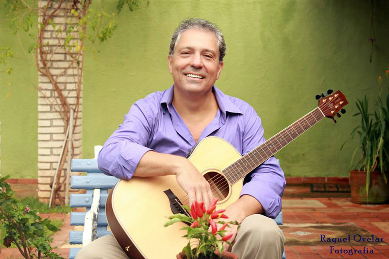 Gilson Espíndola, aos 48 anos, traz uma respeitável bagagem musical sempre fiel a música Sul-mato-grossense / Foto: Decom