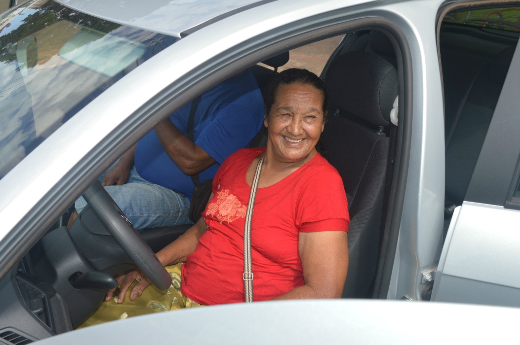 Ganhadora do carro 0 Km da Acia levou o prêmio para casa Santa Pereira da Silva levou o carro 0 KM / Foto: Moreira Produções