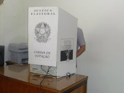 Eleições 2012: documentação, regras e determinações É proibido o uso de aparelhos celulares, câmeras fotográficas ou quaisquer instrumentos que comprometam o sigilo do voto.