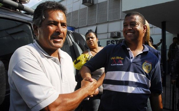 Milton de Oliveira agradece a Fabio Jr., que ajudou a socorrer a filha, Renata, de 13 anos 