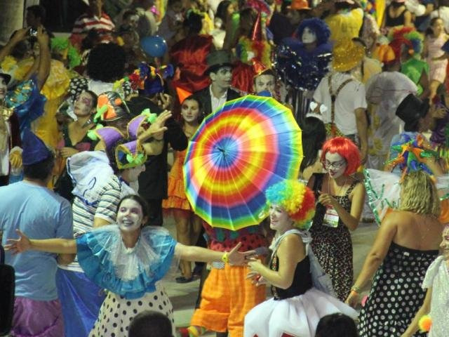 Bloco de palhaços é uma das atrações do Carnaval Cultural em Corumbá. (Foto: Silvio Andrade)