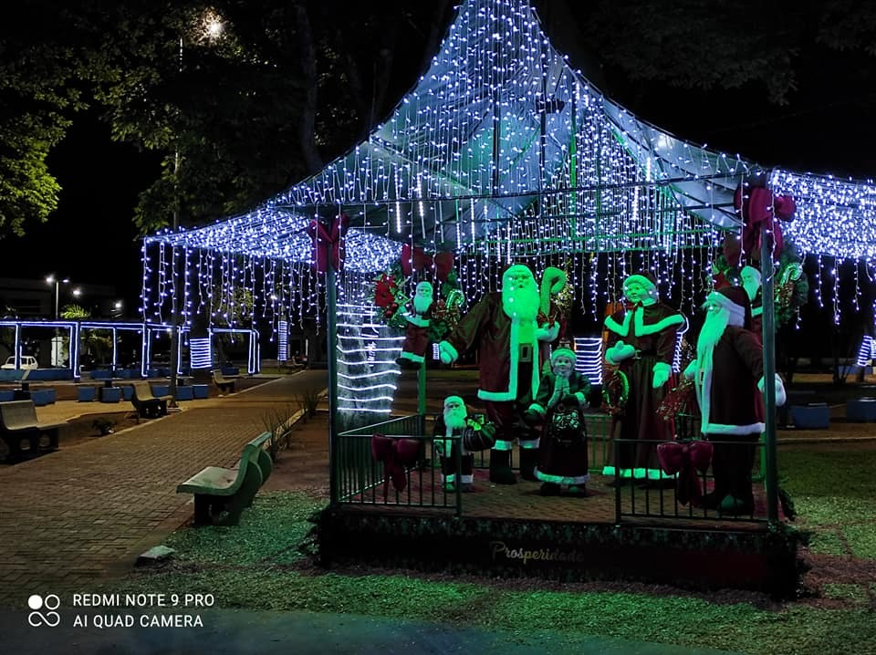 Em tempos de pandemia, Natal de Luzes transborda esperança em Amambai Natal de Luzes 2020 alegra a praça Cel. Valêncio de Brum / Foto: Decom