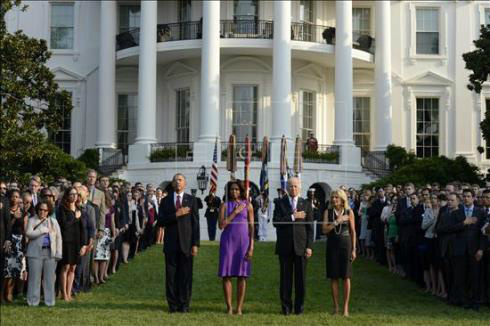 O presidente dos Estados Unidos, Barack Obama (1º à direita), sua esposa, Michelle Obama, o vice-presidente do país, Joe Biden (2º à esquerda) e sua esposa, Jill Biden, participam de uma homenagem às vítimas do 11 de setembro. EFE