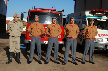 O comandante do Bombeiros de Amambai (E) e os novos soldados.