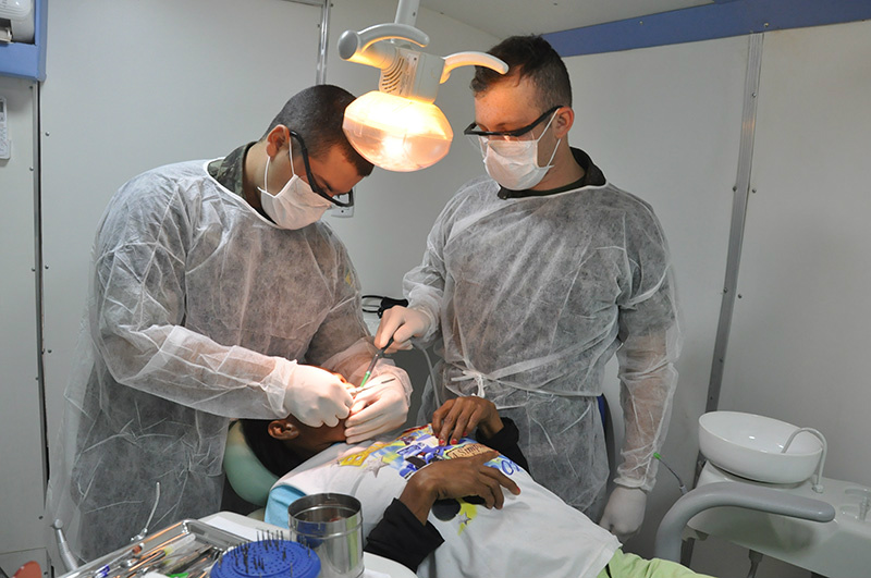 Aldeias de Amambai recebem atendimentos sociais e de saúde Equipe de Saúde do 17° RCMec realiza atendimento médico na Unidade Móvel de Saúde, cedida pela Prefeitura Municipal para o evento / Foto: Decom