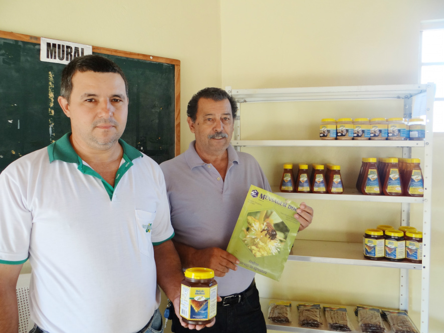 Anisio (D), presidente da Cooperbai, e o apicultor Luiz Carlos (D/E) / Foto: Moreira Produções