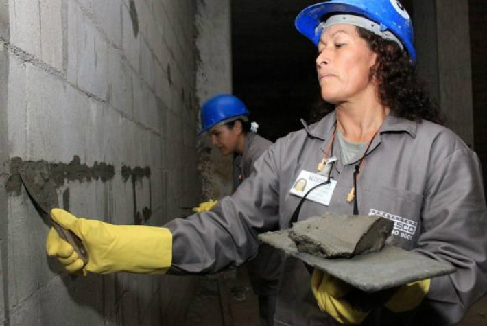 Projeto 'Mão na Massa' capacita mulheres na construção civil Foto: Agência Brasil