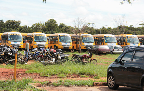 A espera dos repasses, prefeitos alugam ônibus para transportar alunos