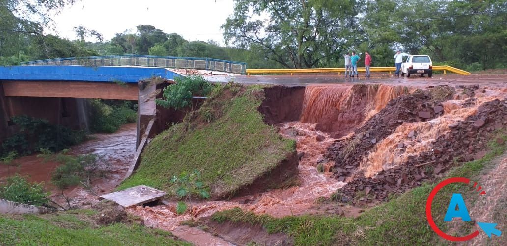 Chuva forte atinge Amambai nesta quinta-feira (19) Desmoronamento de via nas proximidades da ponte sobre o rio Pandúi / Foto: Secretaria de Obras