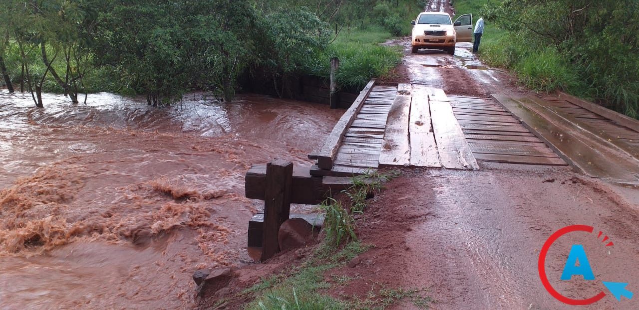 Chuva forte atinge Amambai nesta quinta-feira (19) Ponte na estrada Boiadeira está servindo como alternativa para o tráfego de veículos pesados / Foto: Secretaria de Obras
