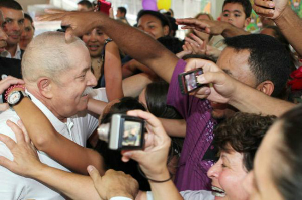 Após cinco meses, Lula volta aos braços do povo Após cinco meses, Lula volta aos braços do povo