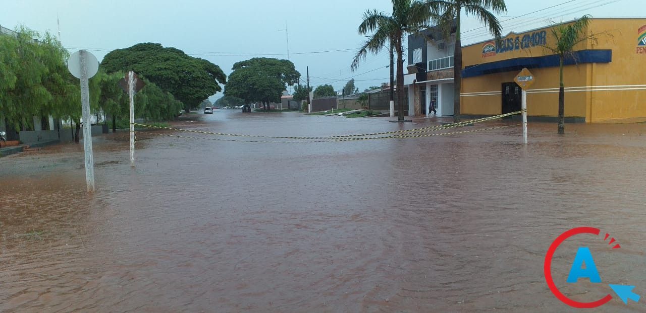 Chuva forte atinge Amambai nesta quinta-feira (19) Várias truas na região central da cidade foram alagadas / Foto: Secretaria de Obras