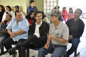 Prefeito acompanha atendimento no Posto da Varocopa Prefeito Dirceu Lanzarini visitou o posto de saúde da vila Varocopa, ouvindo a população e recebendo sugestões para que a saúde pública melhore cada dia mais.