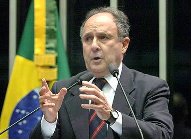 Cristovam Buarque será relator de projeto sobre plantio de maconha Ele prometeu relatar a matéria de maneira isenta e promover um grande debate em torno do assunto