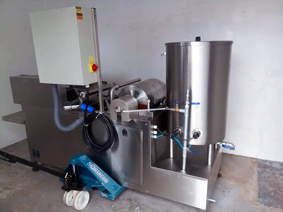 Máquina para beneficiamento de cera de abelha, destinada para a Associação de apicultores de Amambaí / Foto: Reprodução Facebook 