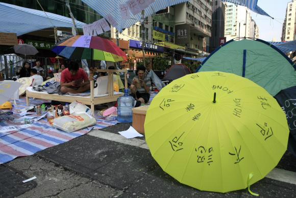 Hong Kong: polícia desmonta último reduto dos protestos e detém 17 pessoas   MAST IRHAM