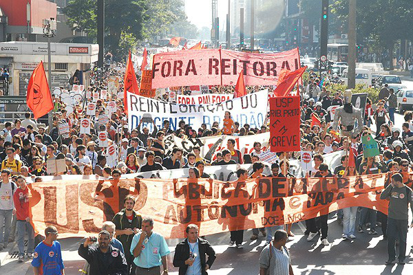 Estudantes da USP ocupam diretoria e reivindicam saída da PM do campus