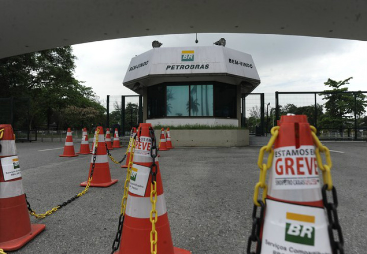 Petrobras diz que vai substituir equipe confinada desde domingo em Paulínia Petrobras diz que vai substituir equipe confinada desde domingo em Paulínia